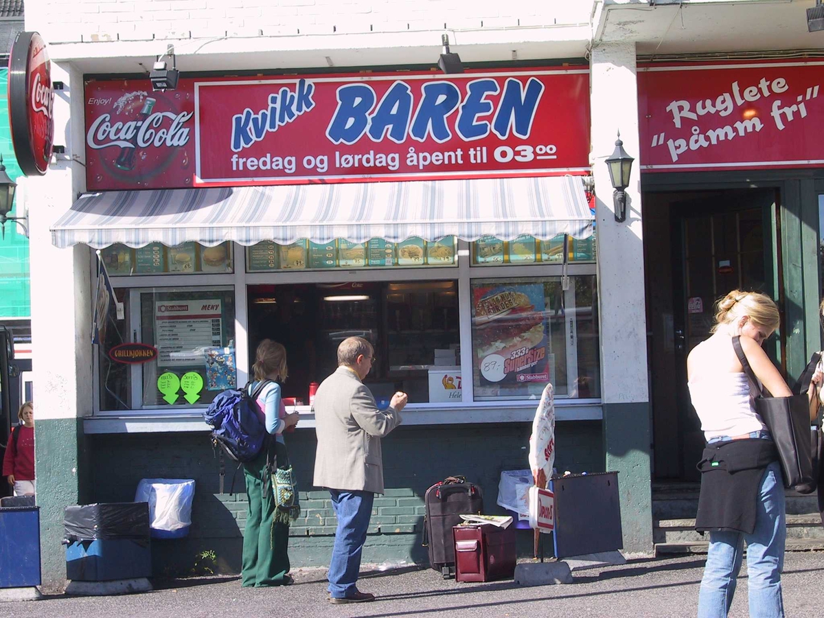 Rutebilstasjonen i Arendal, kiosken "Kvikk Baren", som ble berømt for sin rifla pommes frit. "Ruglete påmm fri" er teksten på et skilt.