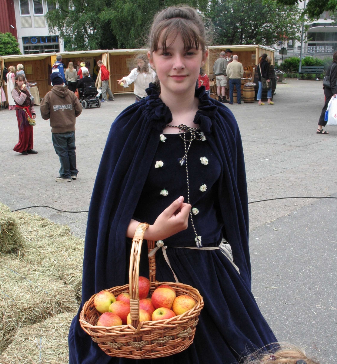 Kjæmpestaden 2005. Dansk jente med kurv med epler. 