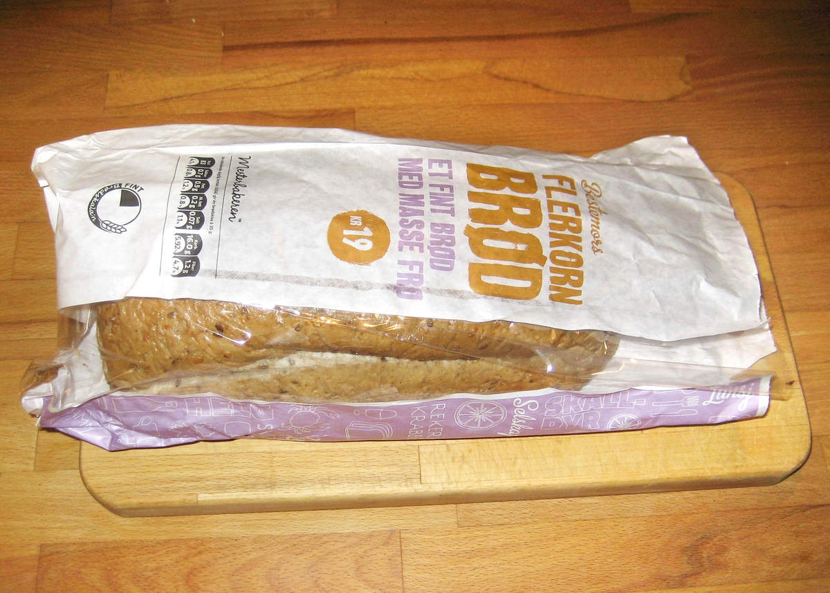 Det er intet motiv på brødposen. Brødets navn "Bestemors Flerkorn Brød" står på posens forside.