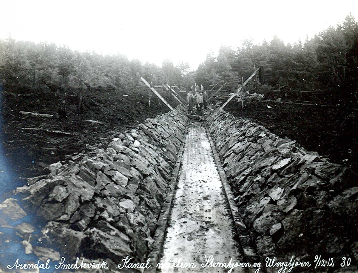 "09/12-1912" Nitriden. Smelteverket. Steinsatt kanal mellom Stemtjern og Ulfsryggtjern. Vannkildene til bedriftene.