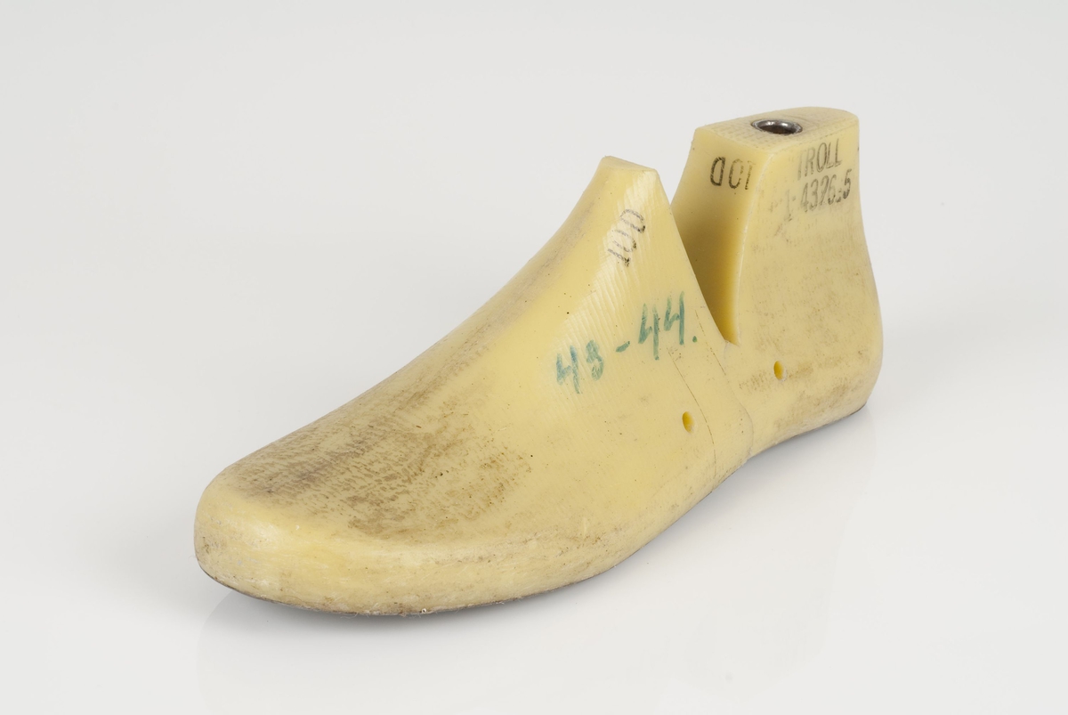 En plastmodell (lest).
Venstrefot i skostørrelse 43-44, og 9 cm i vidde.
Såle i metall med en teipstripe.
