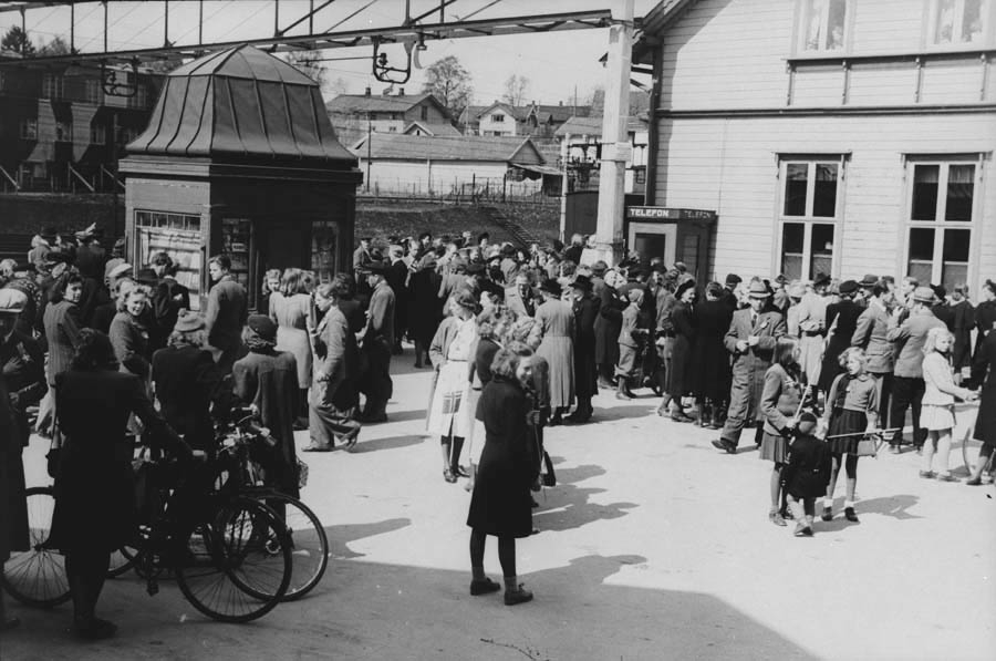 Ved Ski stasjon, antagelig 9.mai 1945.