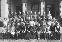 1. klasse Kontra skole Ca. 1932. Lærerinne frk. Barbro Myhre