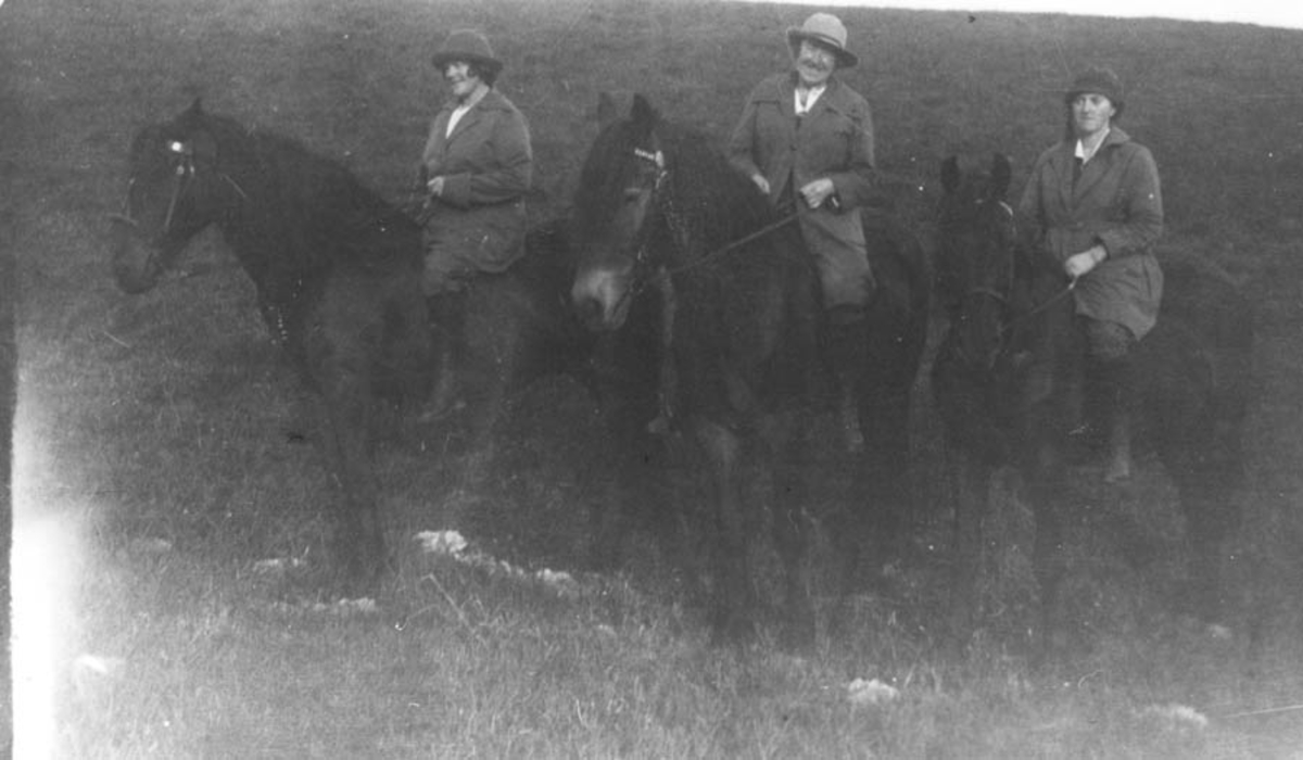 Lina, Maren og Hilda Ambjørnrud til hest.