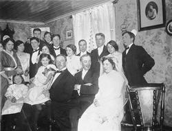 Gruppebilde, innendørs. Ingrid og Ole`s bryllup.