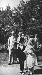 " Barnebryllup med følge "