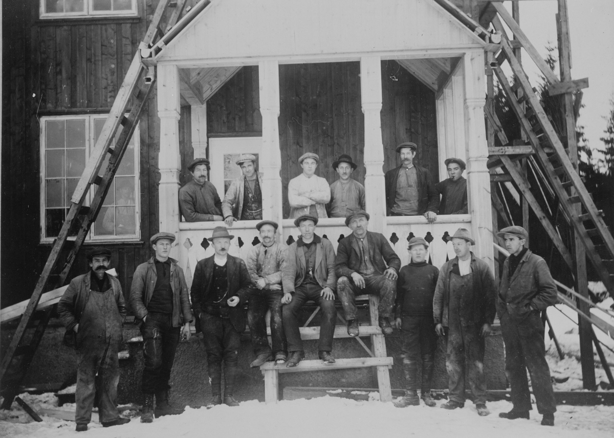 Arbeidere som bygget hus på hjørnet av Kajavn. og Skogvn. Det ble satt opp tre like hus  i disse årene på Kajavn, N.L.H.