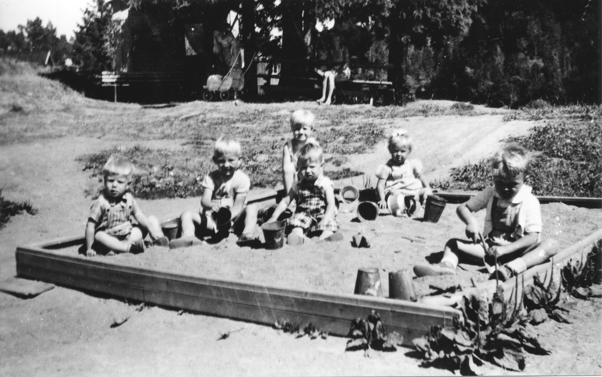 Barn i sandkassen i Kollen barnepark.