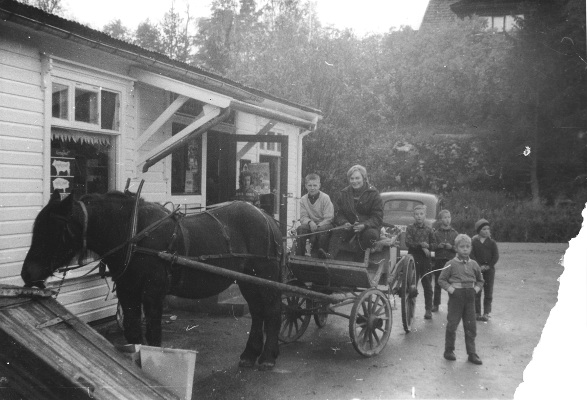 80 års-jubileum for Emil Hansen Landhandel. Kundene kommer med hest og kjerre.