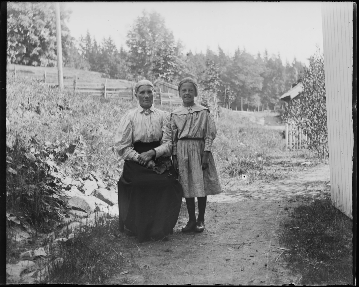 Tveter gård. Til høyre: Henriette Conradine von der Recke Holtsmark (f. 19.01.1891)