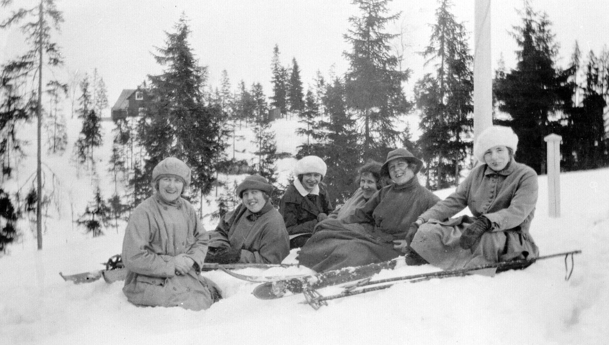 Ragna og Ruth Skovholt (med hatter) og venninner på skitur.