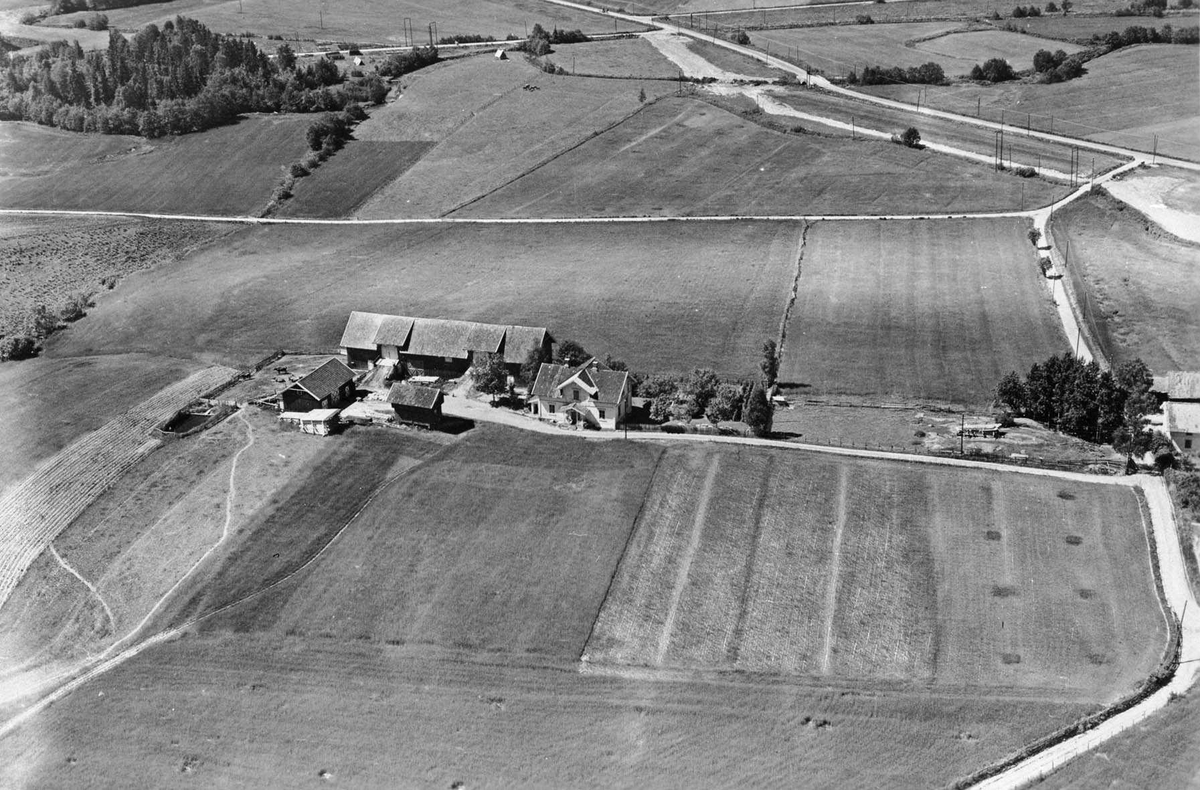 Flyfoto av Røyri søndre gård.