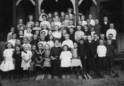 Søndagsskolen samlet utenfor huset til Gulbrigt Hønsen 1908.