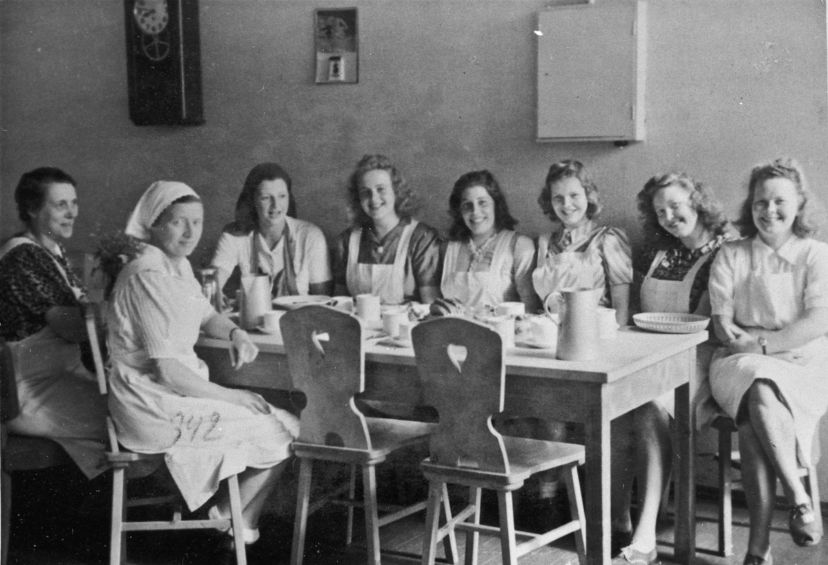 Kvinner som lager mat for milorgfolk. Mest sannsynlig på Romerike Folkehøyskole.