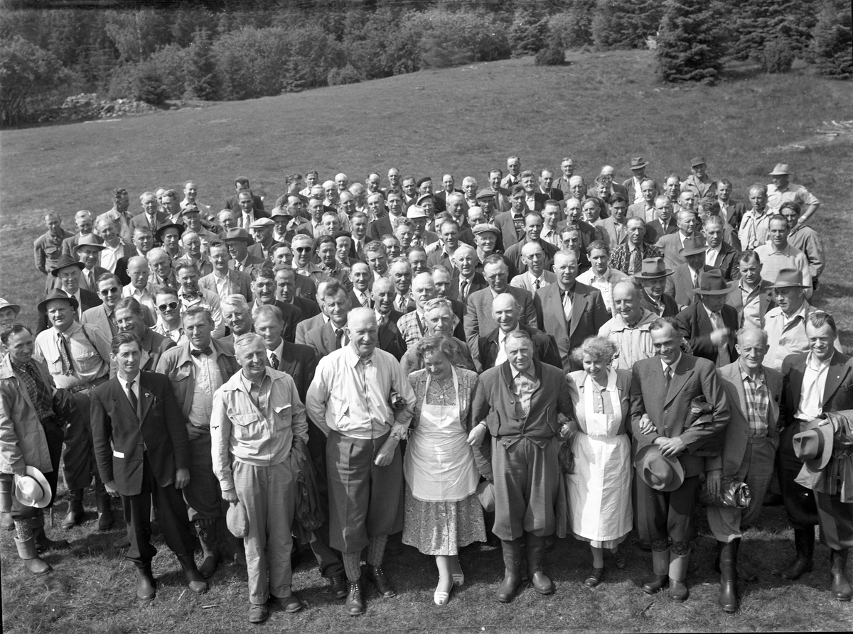 Eidsvoll Almennings skogstur i 1956.
På bildet: Leif Ljødal (formann), Ivar Hammersborg (i styret), Mikael Kaspersen (kasserer), Sandholt (i styret), Reidun Bønsdalen, Sigurd Storm (skogforvalter), Bjørge (overtok etter Storm).
