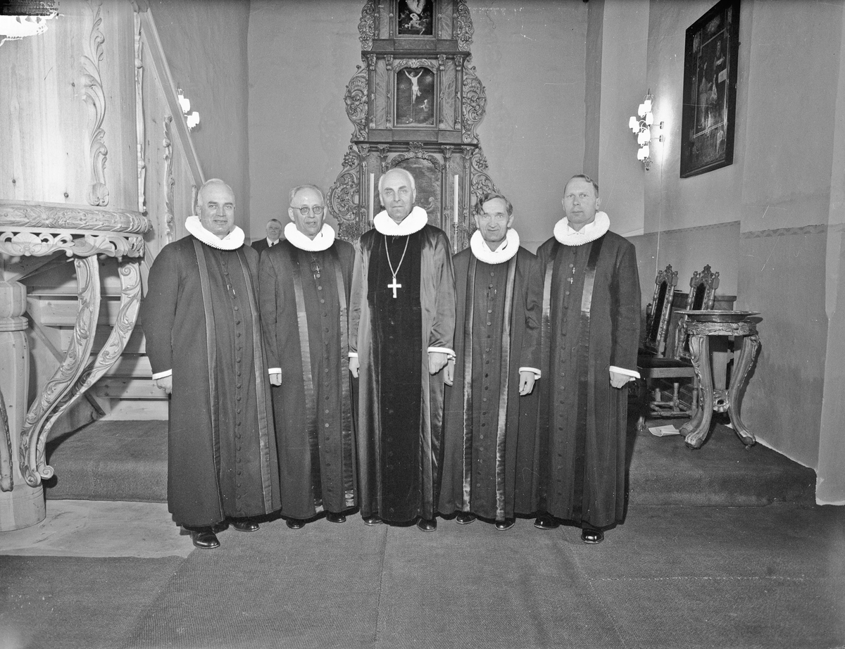 Fra v.: Prestene Aksel Kragset, Rostad, Biskop Johannes Smemo, Nils ...