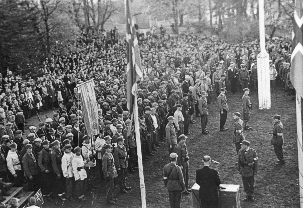Flaggheising ved Eidsvollbygningen 8. mai 1945.