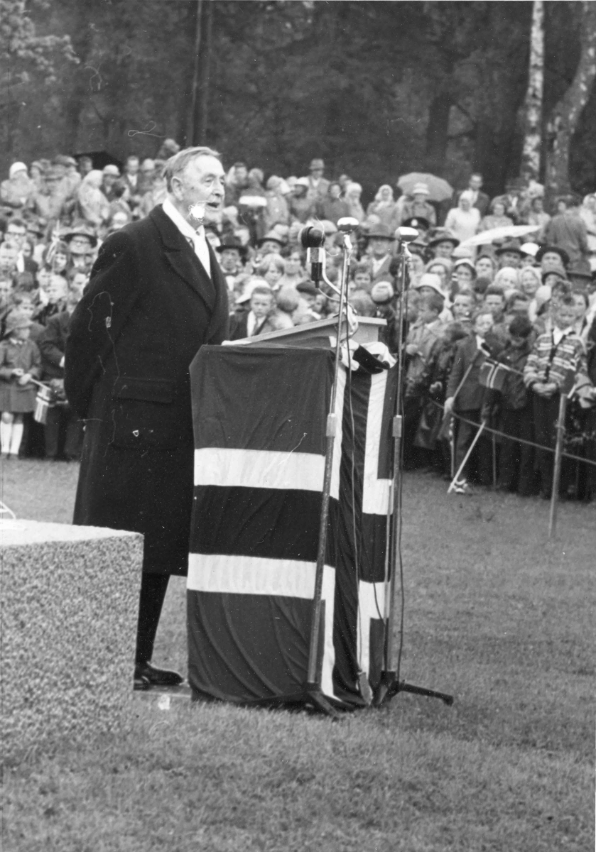 Besøk av Kong Olav. Den 13. juni 1962 ble statuen av Henrik Wergeland avduket på Eidsvoll Verk. Monumentet er laget av billedhoggeren Ottar Espeland. På talerstolen Francis Bull (Professor i norsk og nordisk litteratur).