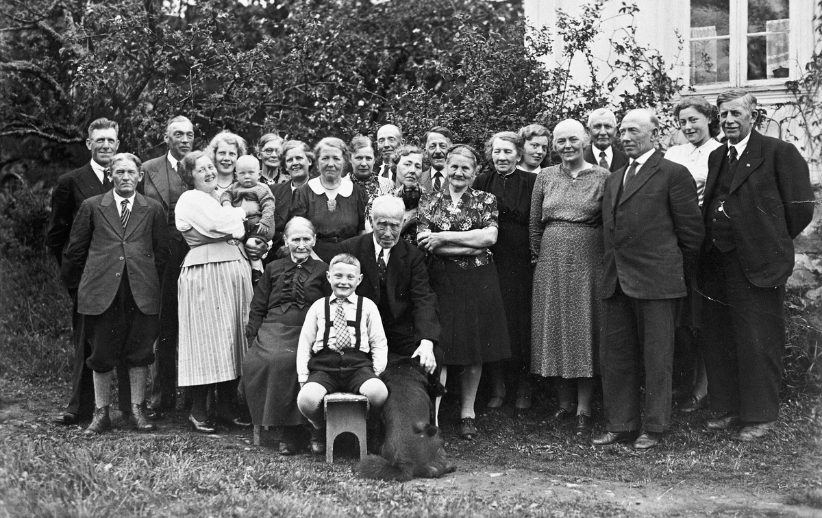 Familiene Hoel/Blakkisrud. Bildet trolig tatt i 1946.