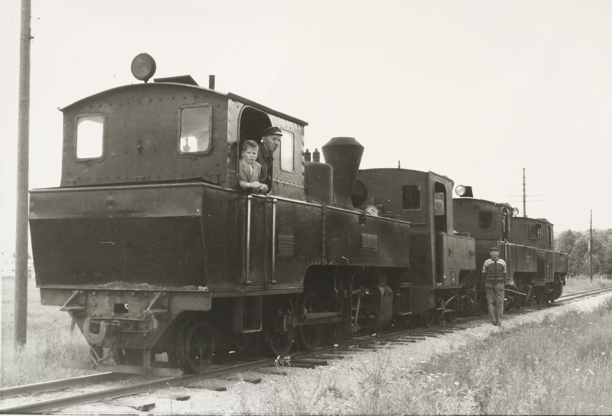 Lokomotivene er trukket ut på linjen mellom Bjørkelangen og Hornåseng for fotografering.