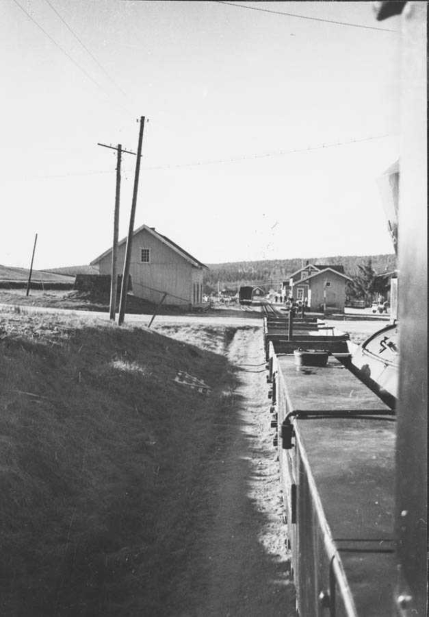Underveis retning Skulerud. Fotografert fra fyrbøterplassen. Lokomotivet skyver grusvogner som har vært satt ut på linjen.