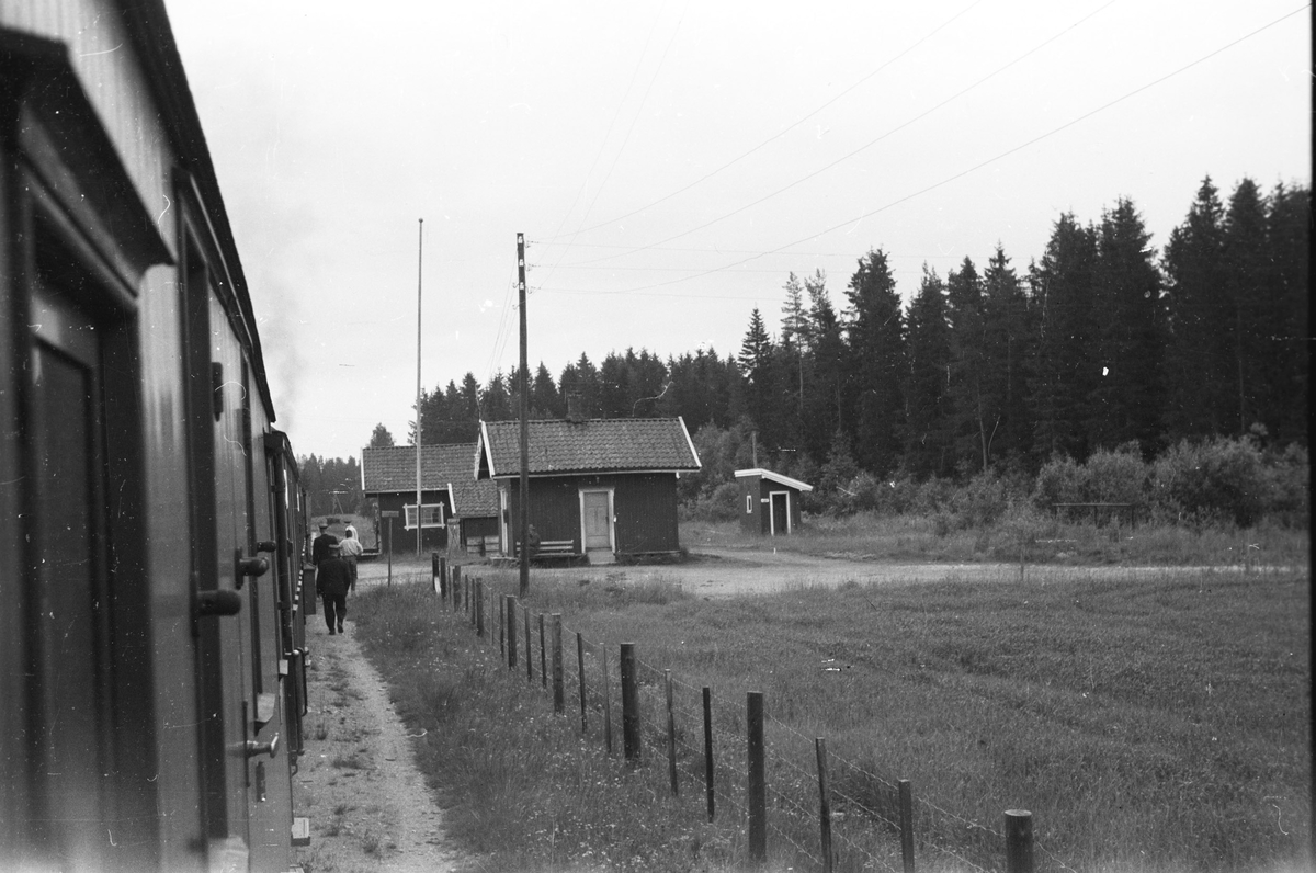 Tog 2051 retning Skulerud har stanset på Killingmo stasjon.