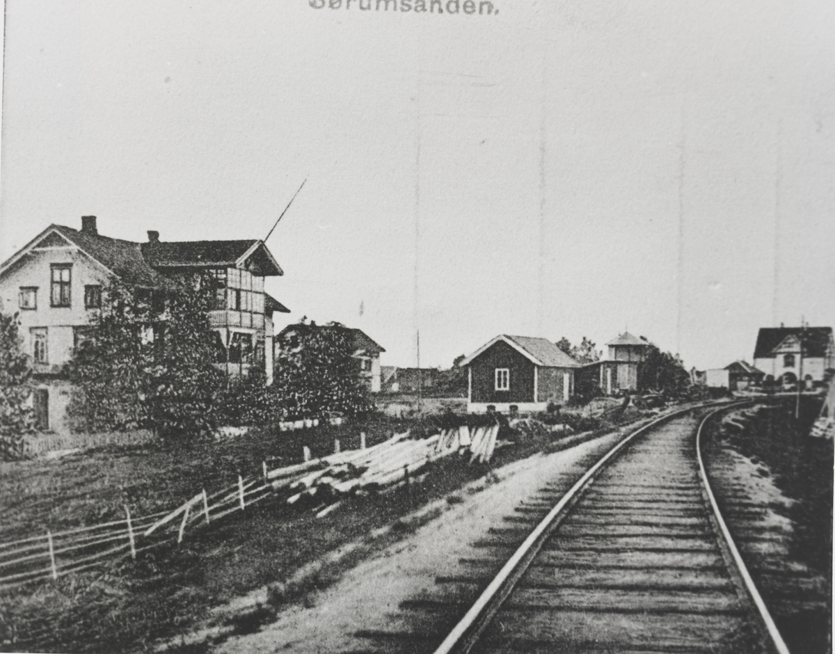 T.v. Svendsens hus (Svedsengården), t.h. i bakgrunnen Egebergs hus.