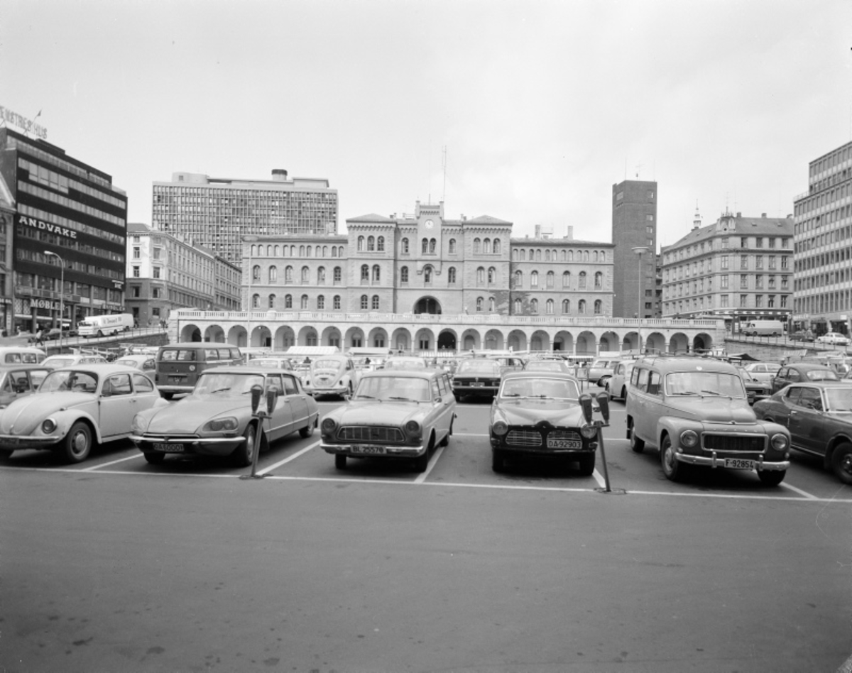 Norge, Oslo; Utsikt til Møllergata 19 fra Youngstorget. Mange biler står parkert på torget. Påskrift på film; II.