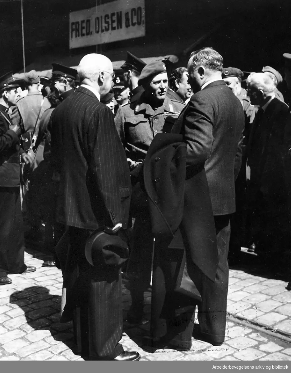 Regjeringen Nygaardsvolds hjemkomst, .31. mai 1945..Statsminister Johan Nygaardsvold og kronprins Olav..