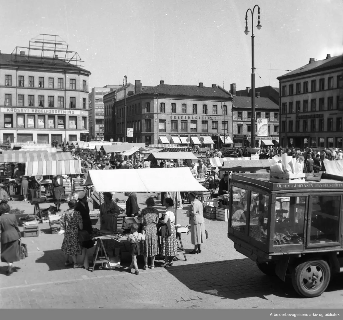 Torghandel på Youngstorget, juni 1954.