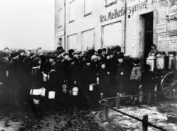 Kø foran Kristiania Melkeforsynings utsalg i Kierschows gt. 