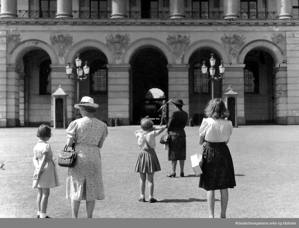 Kvinner og barn foran Slottet,.19. juli 1945