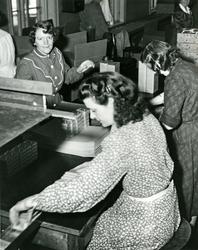 Pakking av sigaretten Frisco, pakkeriet ved Langaards Tobakk