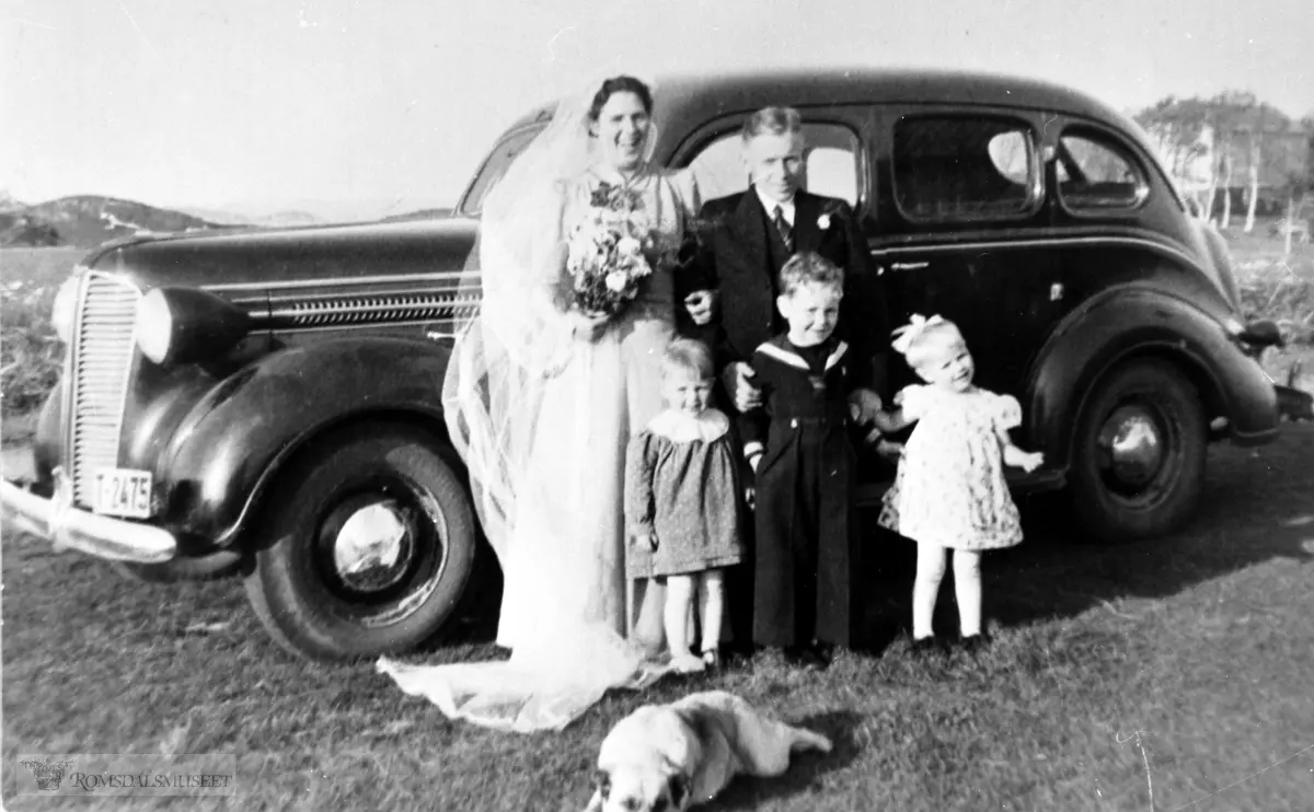 Bryllupet til Karen og Per Huse 1949..Bil med reg nr T-2475.