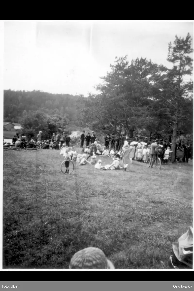 Barn og voksne på utflukt / picnic på Ekebergområdet.