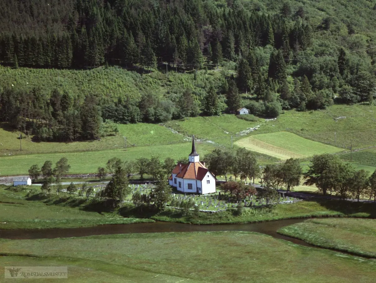 Tresfjord kirke er en åttekantet kirke fra 1828 i Vestnes kommune, Møre og Romsdal fylke..Grunnstein ble lagt i 1825, og kirken innviet i 1828. Kirken er bygget i tømmer og har 270 plasser. Lappesteinstaket er fra 1925 og kirken ble restaurert i 1927–29 (Domenico Erdmann).