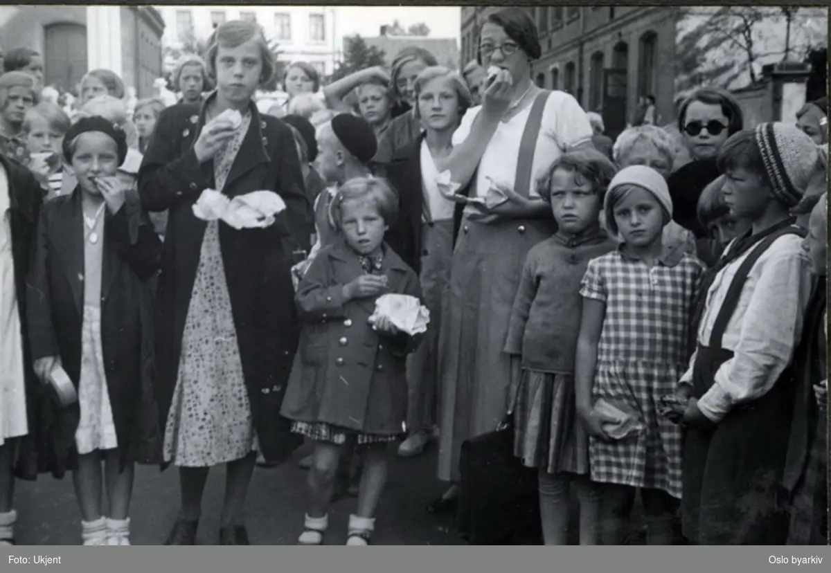 Fra skolegården. Elever med matpakke i frikvarteret.Albumtittel: "Sofienberg skole femti år - første september 1933."