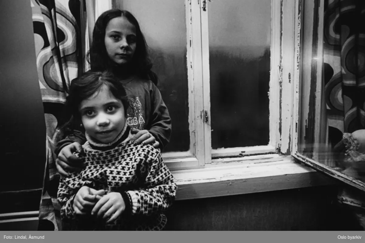 To jenter på barneværelset. Innvandrernes boforhold. Fotografiet er fra prosjektet og boka ''Oslo-bilder. En fotografisk dokumentasjon av bo og leveforhold i 1981 - 82''. Kontakt Samfoto ved ev. bestilling av kopier.