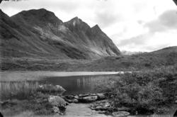Fra tjønnan på lågfjellet melem Daugstad og Måndalen. Fjella