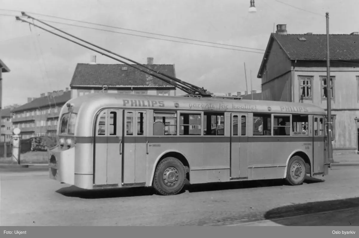 Oslo Sporveier, A-15751 - 800 serien trolleybuss linje X viker for kollisjon. Maridalsveien, busshallen på Bjølsen. "Dompa" i bakgrunnen.