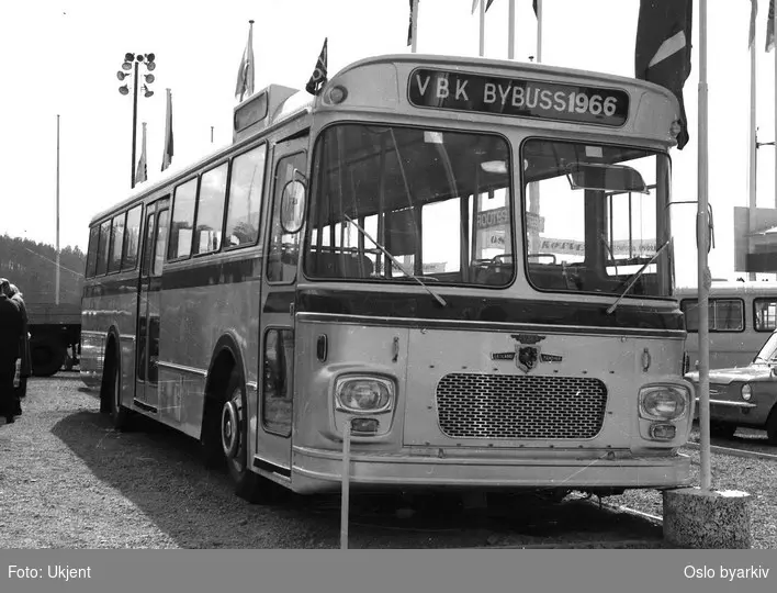 En av Vestfold Bil & Karosseris busser, Bybuss 1966. Flagg og banner på parkeringsplass.