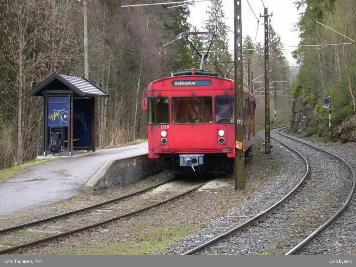 Oslo Sporveier. Kolsåsbanen. T-banevogn 1320, serie T6, på linje 3 mot Bekkestua (midlertidig endestasjon), her ved Tjernsrud stasjon.