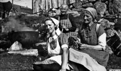 Setermotiv, Elisebua i Kanndalen. Koking av knøst i storgryt