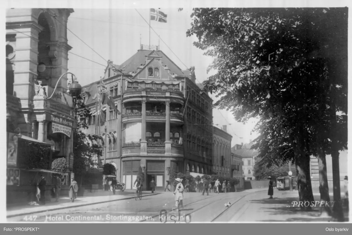 Stortingsgata ved portalbygning og inngangsparti til Tivoli (Tivoli-haven) og Hotel Continental (fra 1900). Trikk, spaserende, syklende. Klingenberggata inn til venstre. Postkort 447.