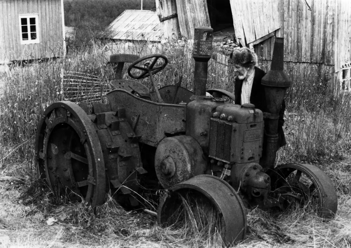 Traktor på Tingvoll, innkjøpt av kommunen til nydyrking i 1930 åra. Sverre Berg er "inspektør"
