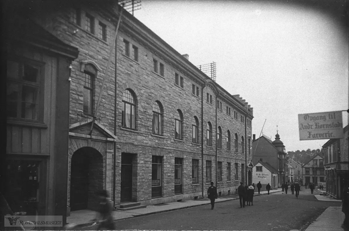 Storgata sett vestover., Molde sparebank i Storgata. bygd 1910-12. O.G Steen slakter også eid av Owren, N.P Dahl ses på venstre side av gaten lengst til høyre..