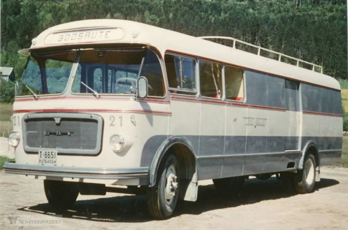 T-8651 var en DAF kombinertbuss, 1962-modell, som ble kjøpt inn ny til Veøy Billag. Bussen hadde 10 sitteplasser og ellers plass til gods og melkespann. Bussen gikk i mange år i rute mellom Rødven, Eidsbygda og Åndalsnes..(fra Oddbjørn Skjørsæter sine samlinger i Romsdalsarkivet)