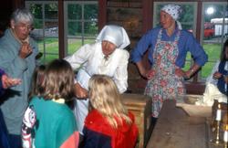 Olsok på Romsdalsmuseet i 1996. .Aktører fra Vistdal bondekv