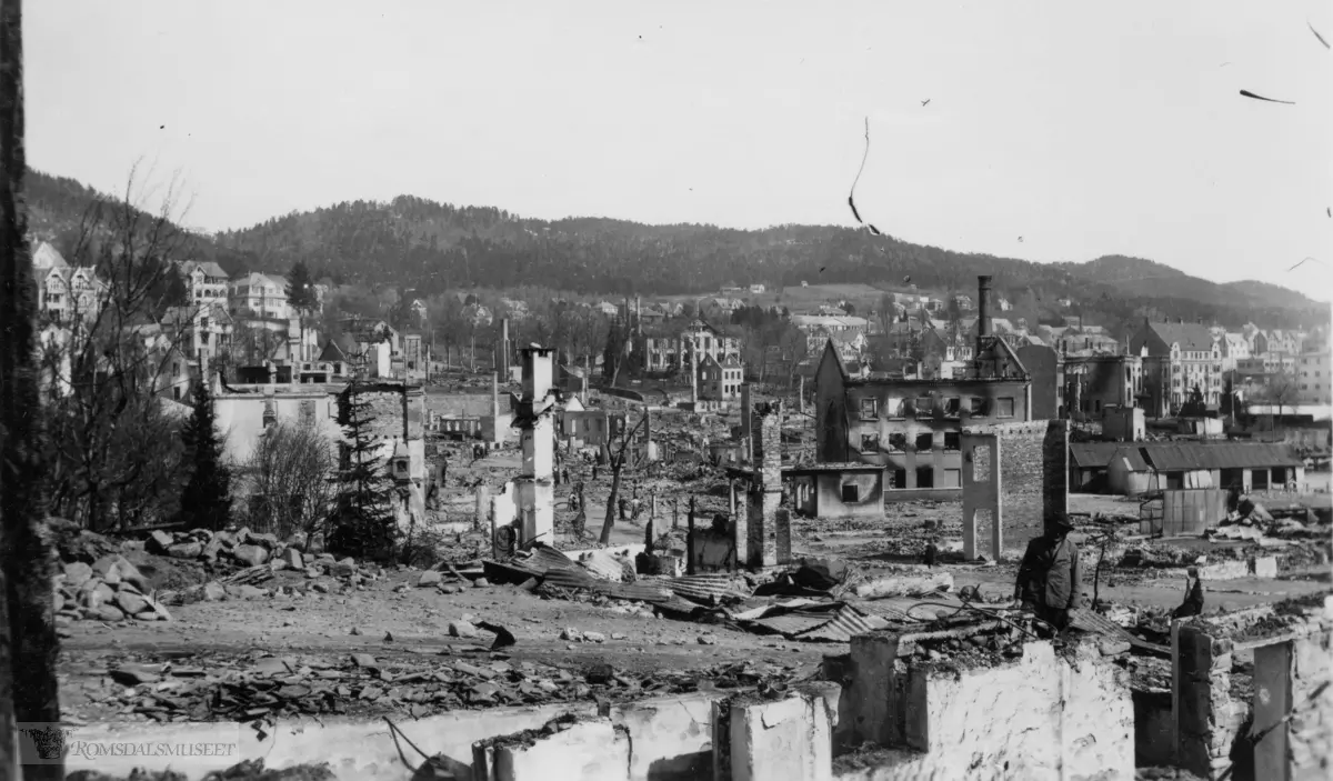 "Molde nogle dage efter krigsbranden mandag 29.04.1940".