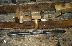 I verkstedet til skimaker Trygve Holen..(Se Romsdal Sogelag 